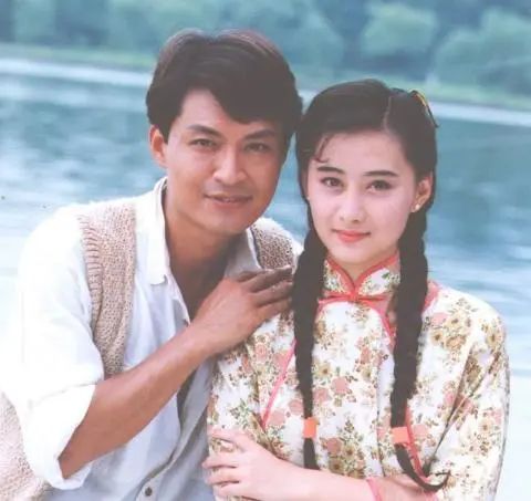 马景涛|59岁马景涛大肚腩抢眼,宽松外套都扣不上,2婚2离一生潇洒