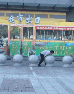 “如果我在银行存8000万，能要到她的电话吗？”