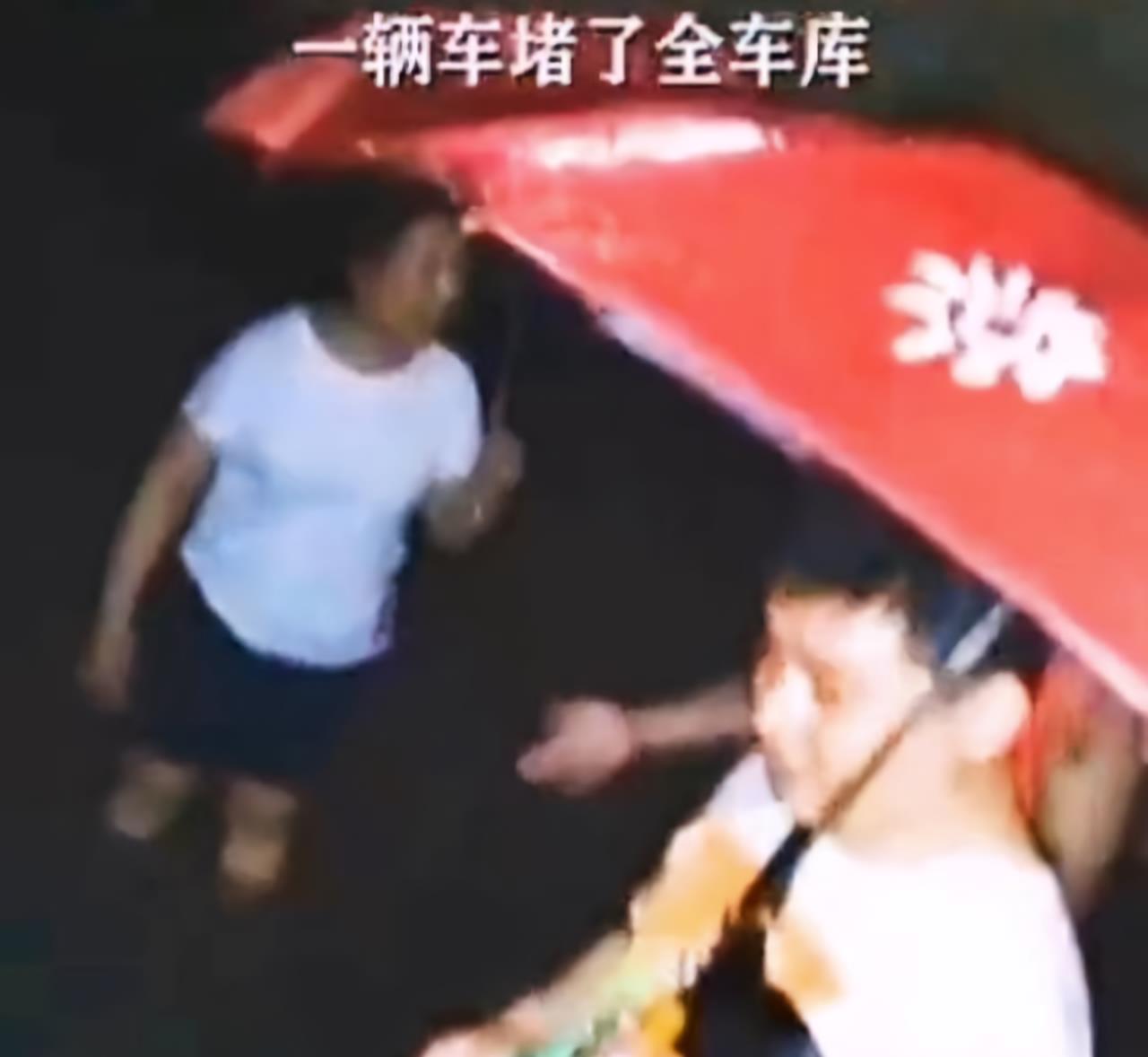小海社会论|河南郑州：黑色奔驰为躲泡水，堵住车库，导致其他车辆全部被淹