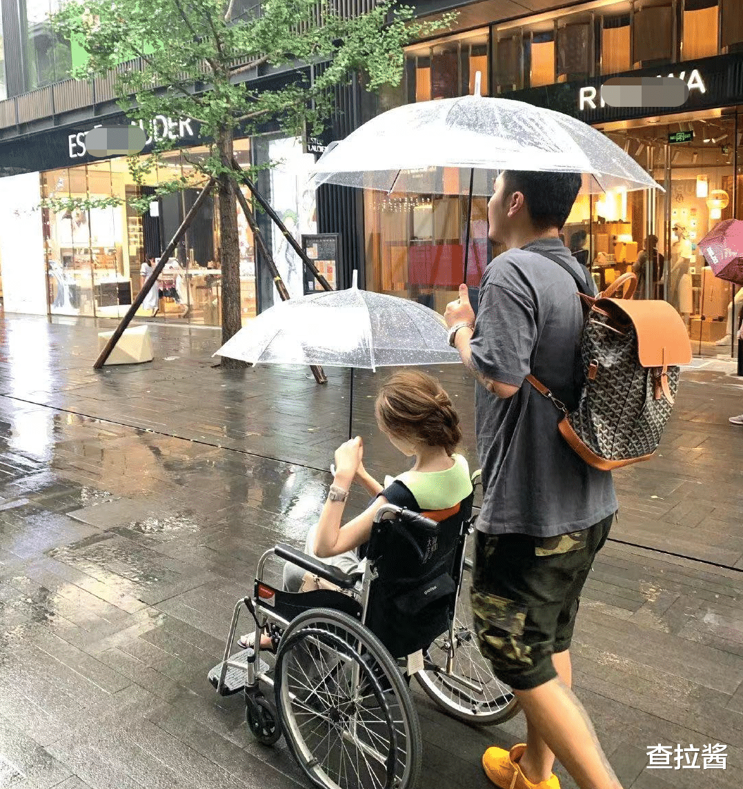 洁癖 她的脚就这么金贵？女网红称自己脚有洁癖，雨天坐轮椅上被推着走