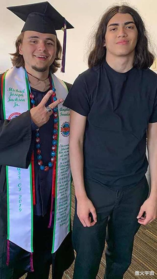 迈克尔·杰克逊|迈克尔·杰克逊23岁女儿变身梵高，捧场哥哥办的派对，精致到胡须