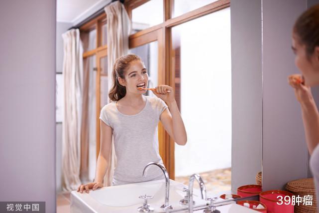 39肿瘤|牙龈萎缩的“祸根”找到了,每天都在做的一个“坏习惯”,再好的牙齿也扛不住