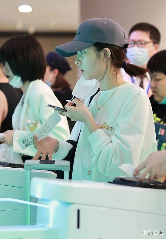 骑行裤|黄磊长女首次独自走机场，穿骑行裤腿型健美，15岁已独立照顾自己