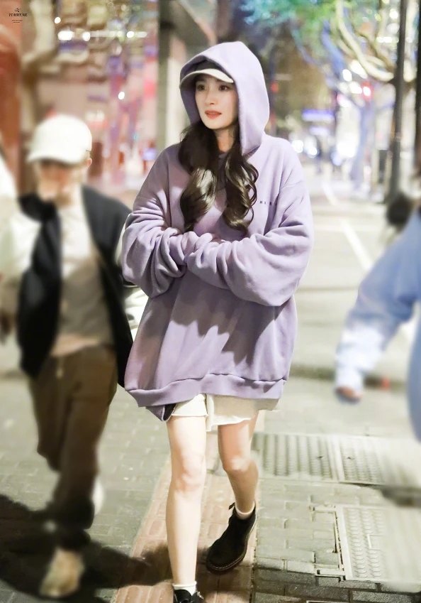 再会旧时光 杨幂的“娱圈腿精”非名副其实，为立住自己美腿人设，定期去瘦腿