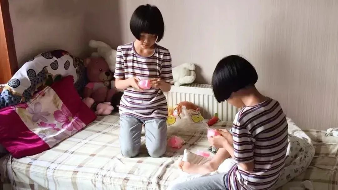 土爸说育儿|退休金上万,60岁失独母亲“冒死”生下双胞胎,如今她后悔了么?