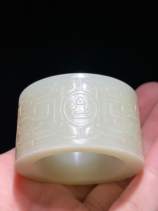 和田玉籽料|清乾隆 和田玉籽料 白玉 斋庄中正 夔龙纹 发箍 箍形器