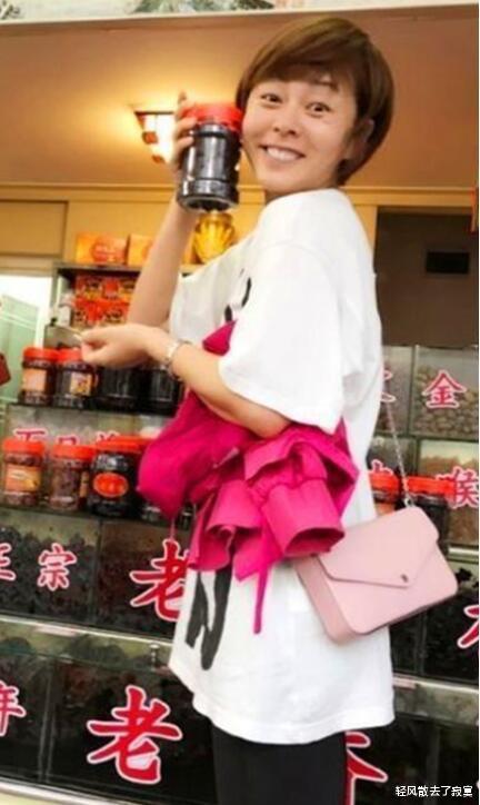 黄渤|黄渤现身外滩跨年,神秘美女甜蜜挽胳膊,被发现后二人刻意保持距离