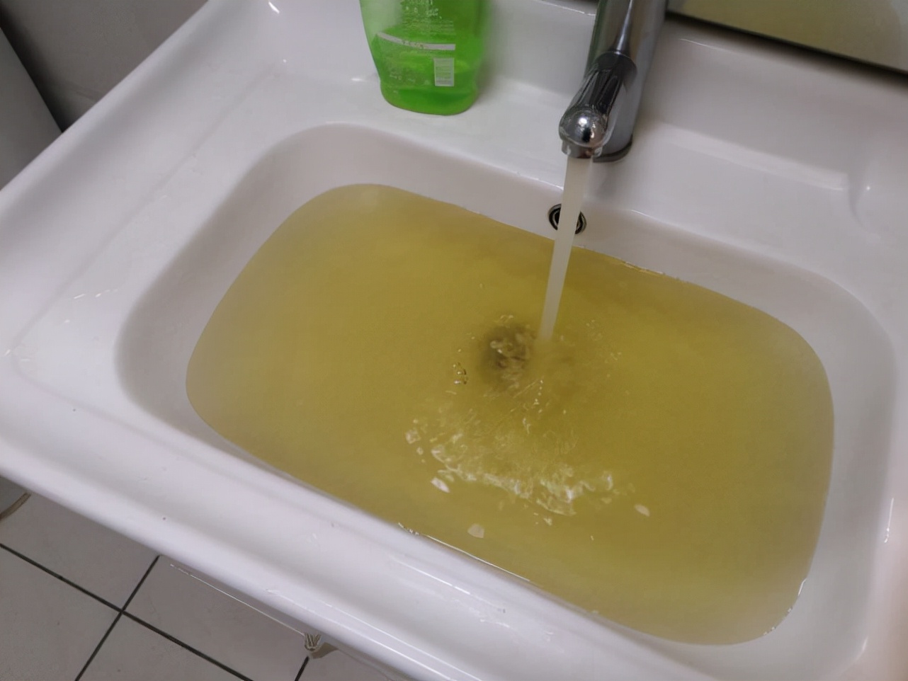 家中自来水浑浊发黄，而且还有异味怎么办？水质检测6个小妙招