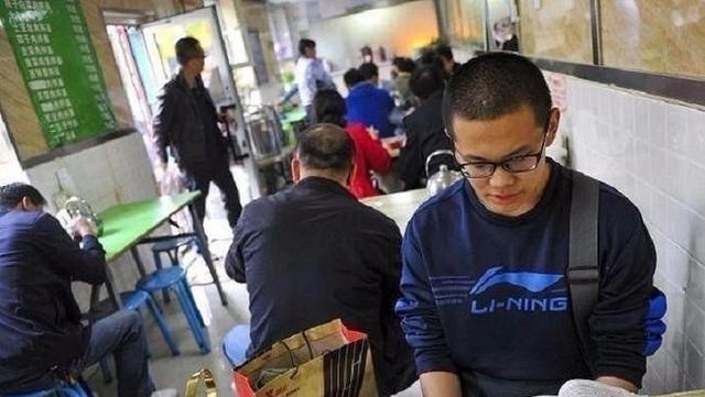 依科育儿吧|他在小学四年级因学习太差退学, 通过自学一举考上211硕士!