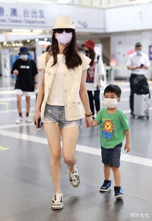 黄圣依|黄圣依罕带娃走机场，儿子穿40元国货正脸像妈，她一件马甲就10万