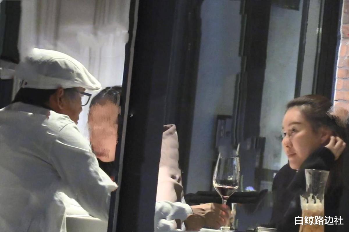 王宝强|王宝强新戏路透曝光!穿军大衣发型凌乱,白富美女友疑似探班陪伴