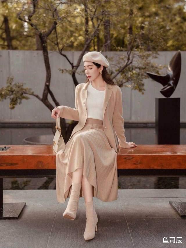 鱼司辰|今秋条纹衫又“火”了！搭配上牛仔半身裙高级优雅，简约又实用