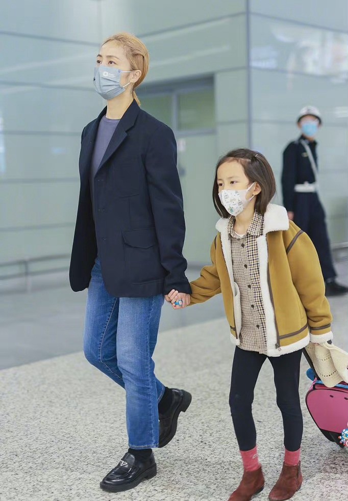 潮流前沿 孙莉携女儿走机场,穿着朴素难掩气质,小女儿眉眼和黄磊一模一样