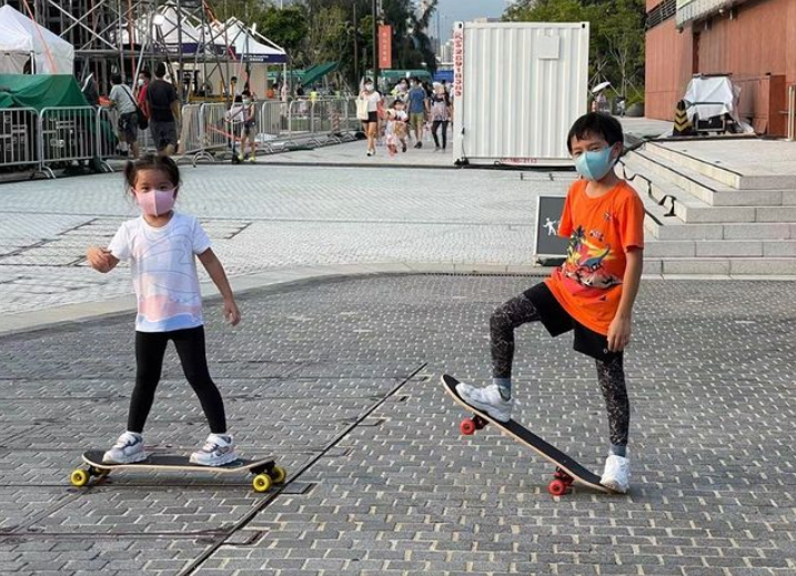 郭晶晶|霍启刚携妻儿打乒乓，自称与郭晶晶是混双，全程带笑满脸幸福