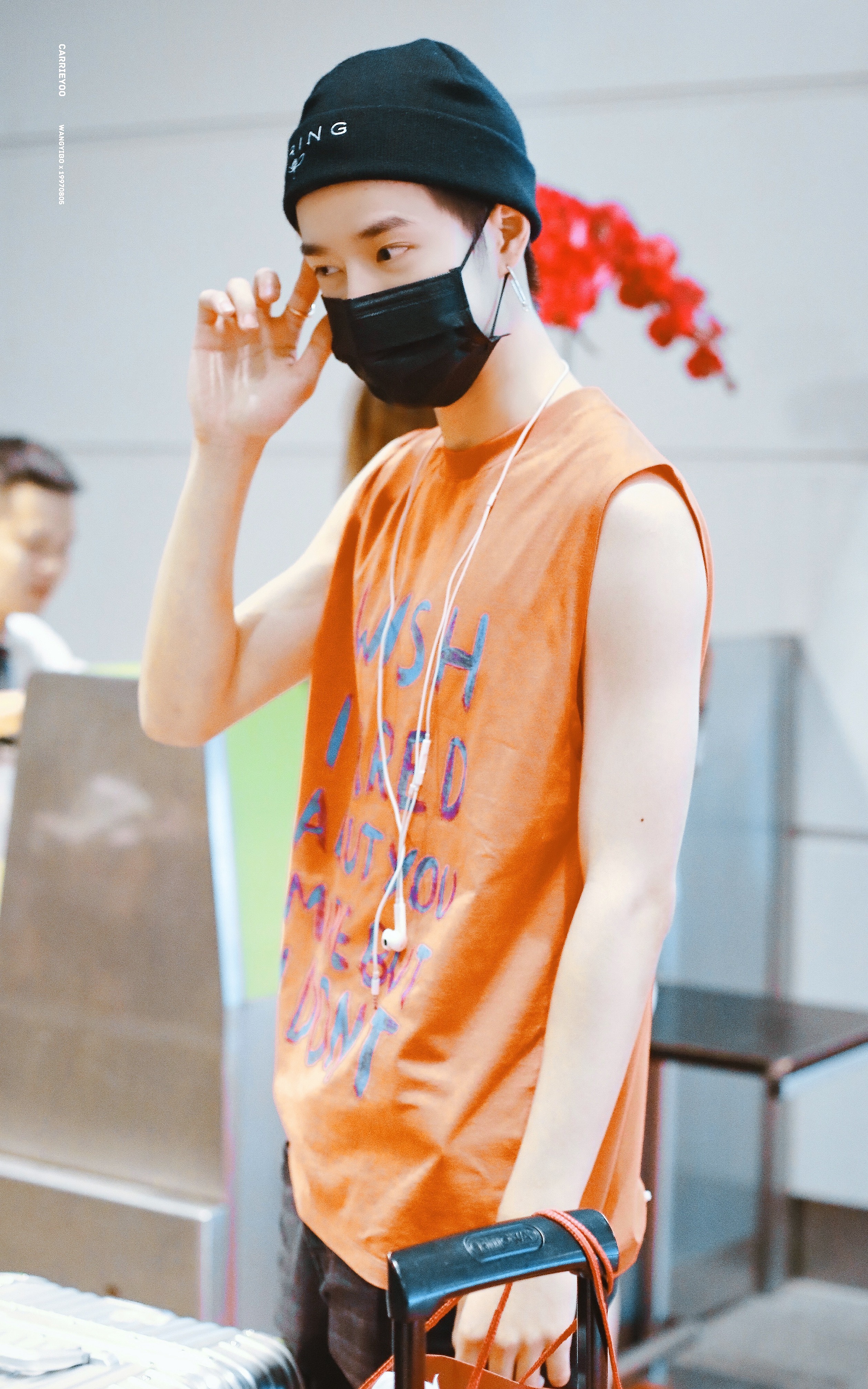 王一博|王一博堪比大片的爱豆机场秀