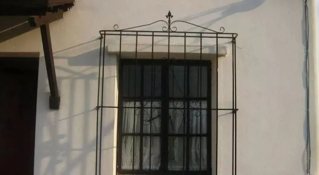 别再傻傻装“鸟笼式”防盗窗，我家窗户带根铁绳，邻居夸：好聪明