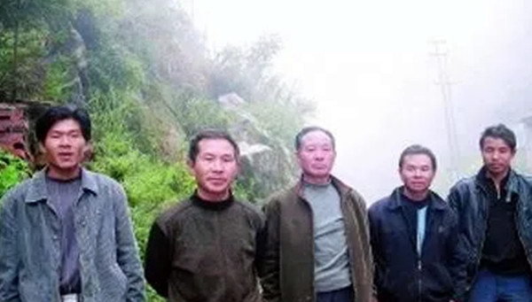 男子才出监狱又犯案，为上车牌杀人抢劫，潜逃一年被抓获