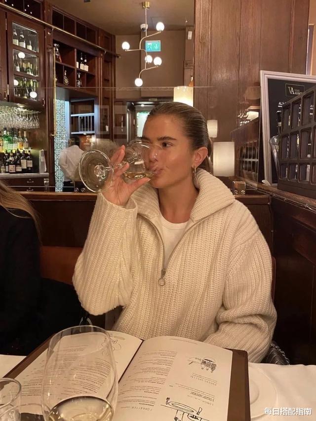 每日搭配指南 入秋后别只会穿卫衣,今年流行这样穿“毛衣”,照搬就很美