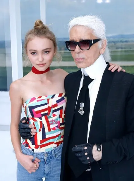 沈月|袁咏仪儿子神颜曝光！网友疯狂被圈粉：弟弟快出道吧！