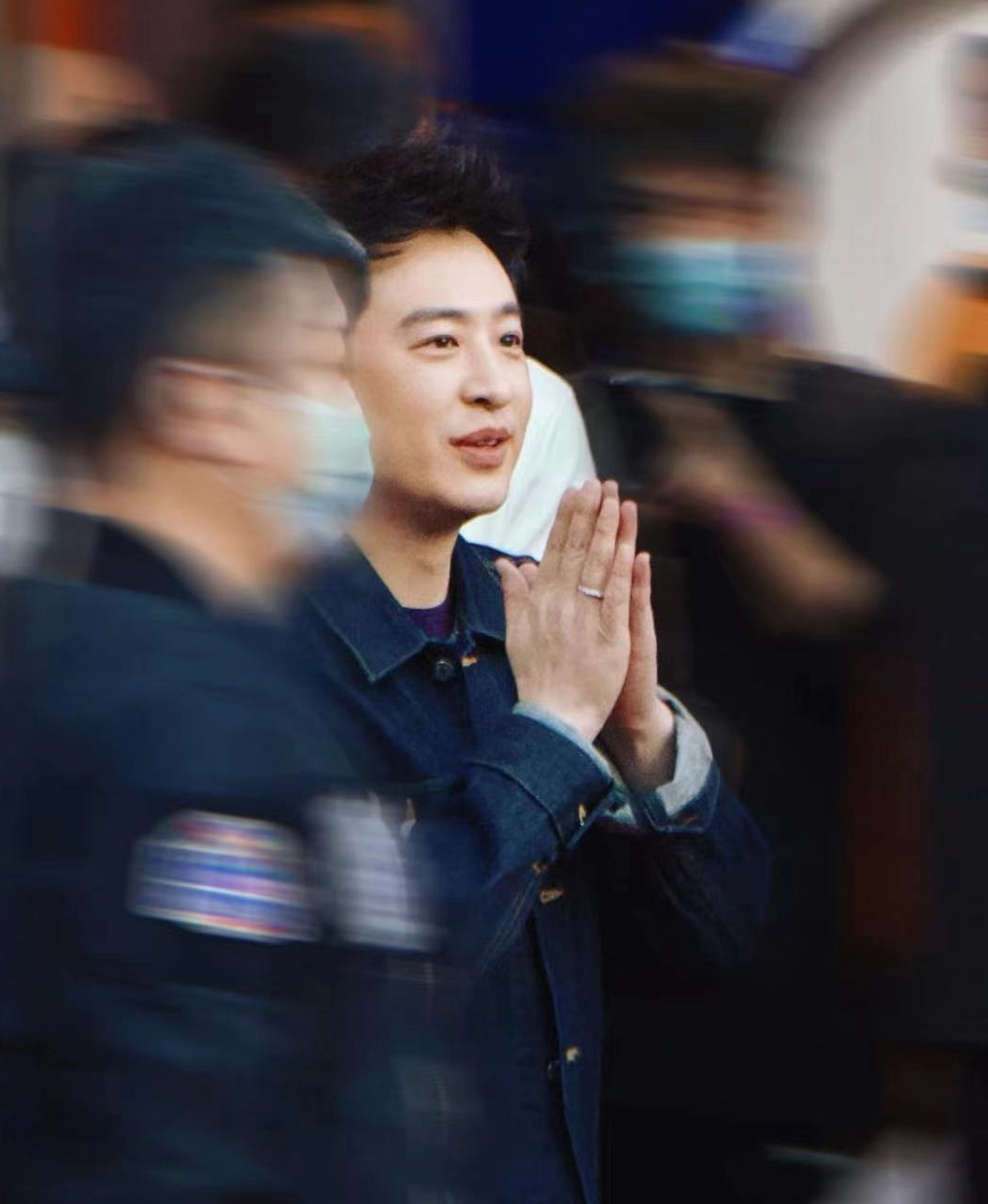 杨紫|宣云陪潘玮柏现身餐厅开业礼不敢直面粉丝，只与丈夫人形立牌合影