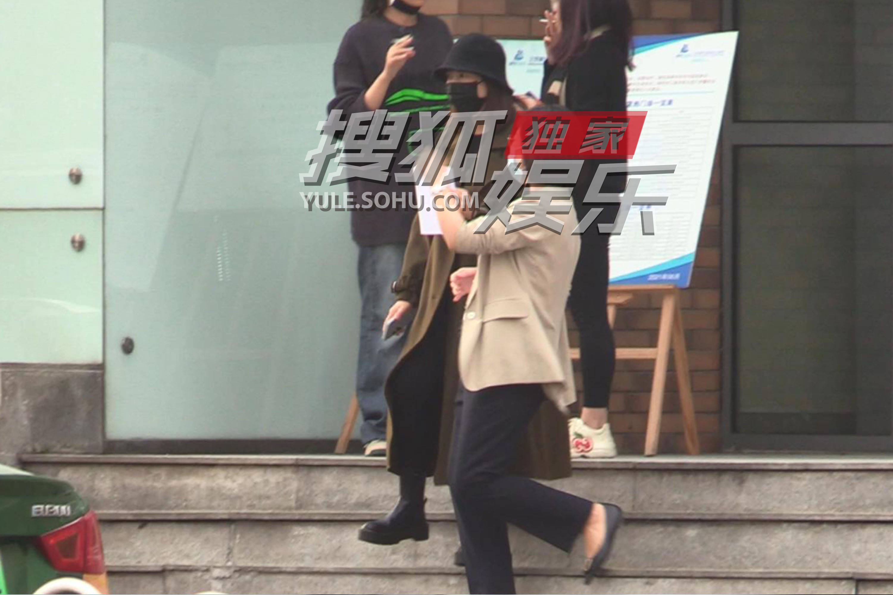 高圆圆|42岁高圆圆被疑怀二胎！低调现身妇儿医院，穿着宽松遮肚身形臃肿