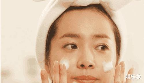 洗面奶|脸刚“打湿”就用洗面奶？怪不得脸没洗干净，毛孔也悄悄变大了！