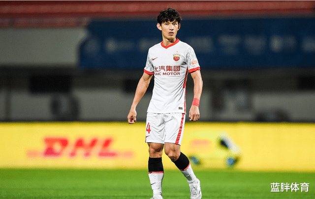 王燊超|王燊超在上港有了新位置，本輪聯(lián)賽表現(xiàn)不俗，贏得主帥認可