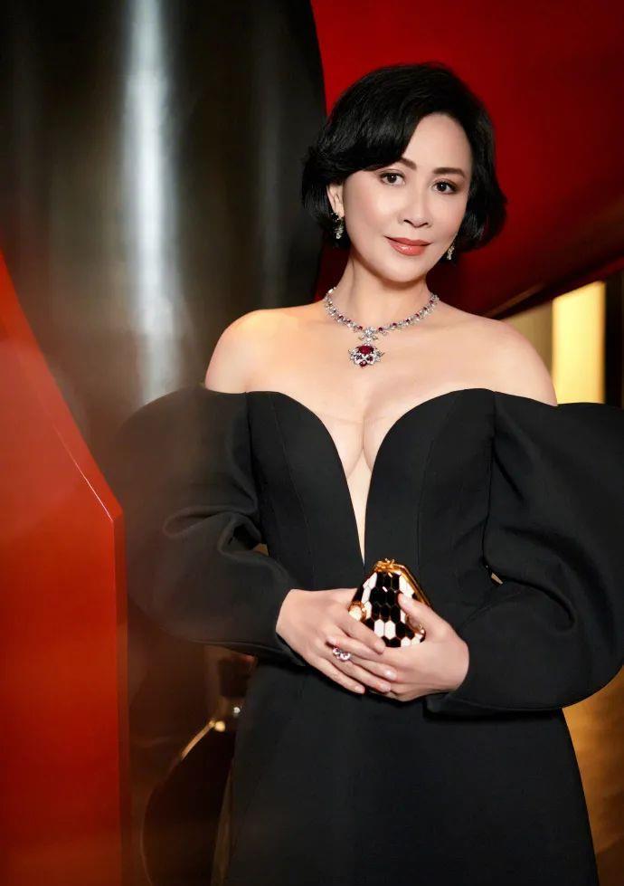 刘嘉玲|56岁刘嘉玲生日美图大秀事业线！魔鬼身材太性感火辣