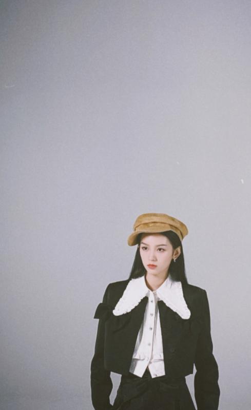 大时尚大观点 周也携新剧《护心》来袭，黑袍造型飒气十足，眼神全是戏