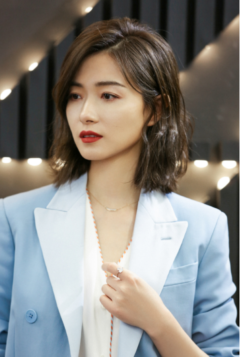 万茜|万茜的“亚洲蹲”太难了，她身材出众还自律，傲人“漫画腿”太难得