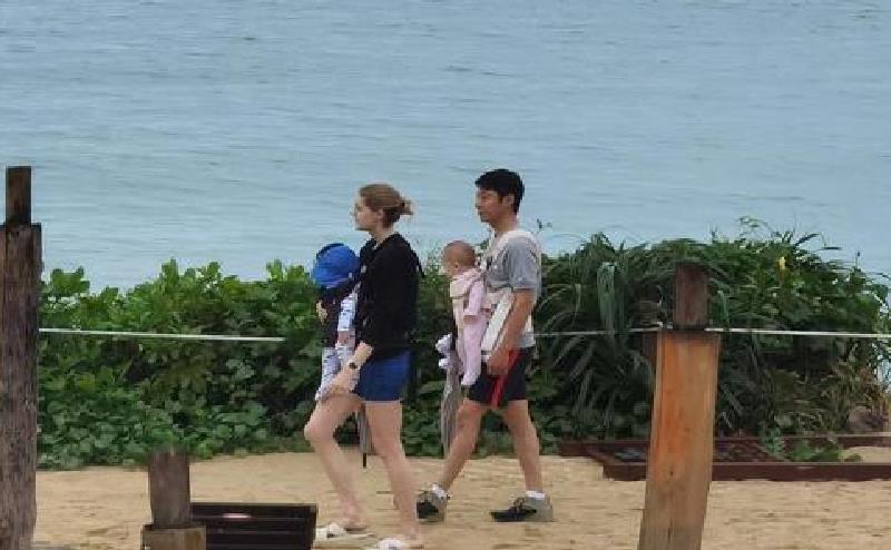 百艾堂|撒贝宁一家四口游玩，被人拍下晒出，那场面温馨且唯美