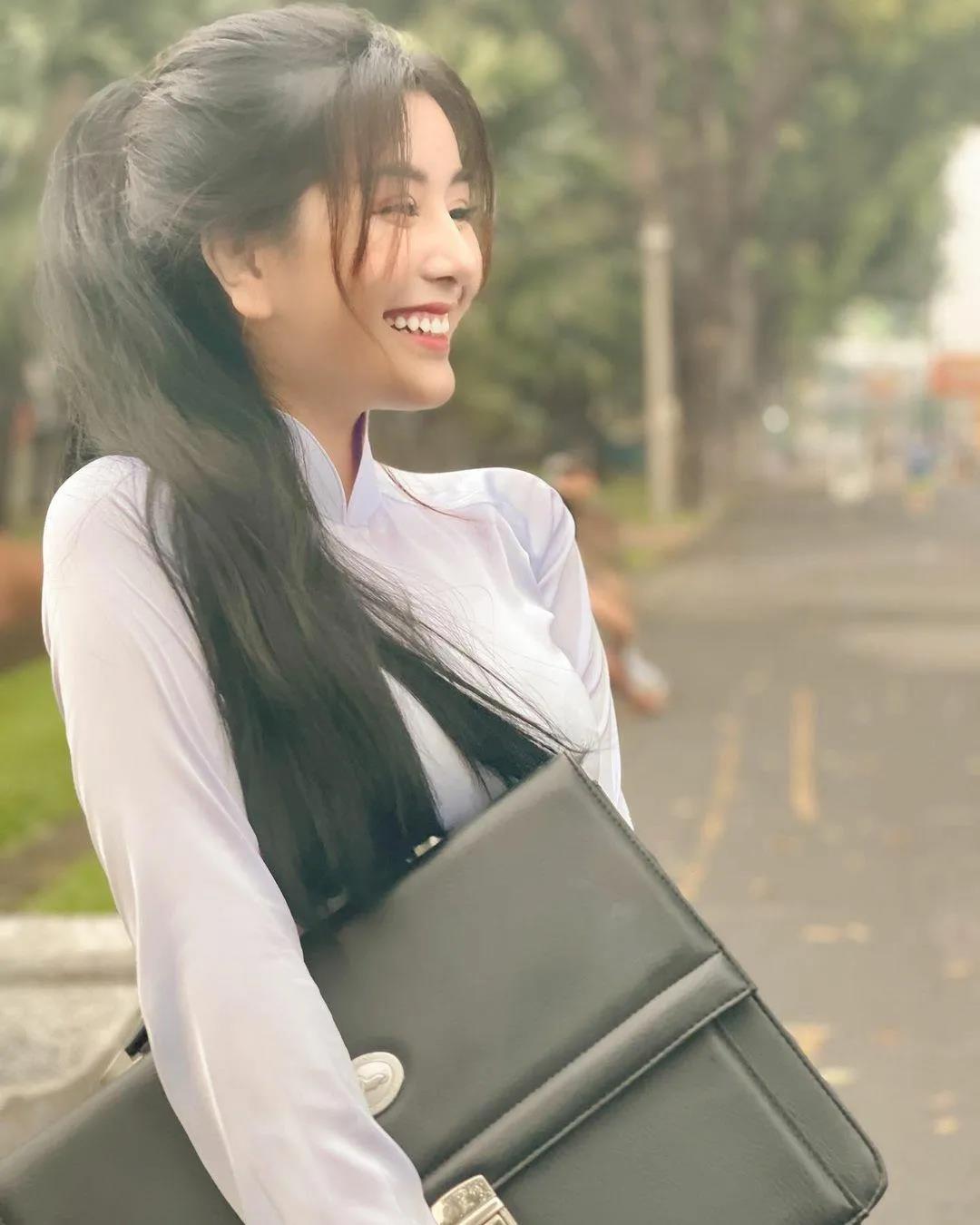 赵露思|赵露思的脸、卡戴珊的身材，这个16岁“网红校花”真的没整吗？