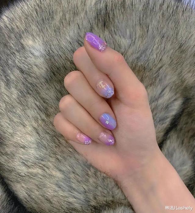 “长春花蓝”成2020年度代表色,林允戚薇爱上同色美甲,仙气爆棚