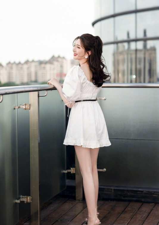 江疏影|半裙彻底过时了，今年流行泡泡袖连衣裙，看江疏影穿出了高级感