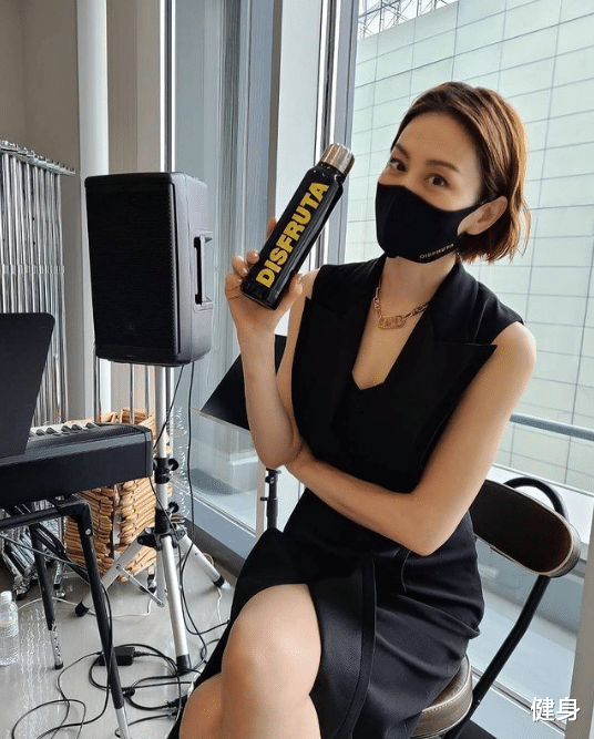 冻龄|46岁的米仓凉子，却有着纤细美腿，冻龄状态好到让人惊艳