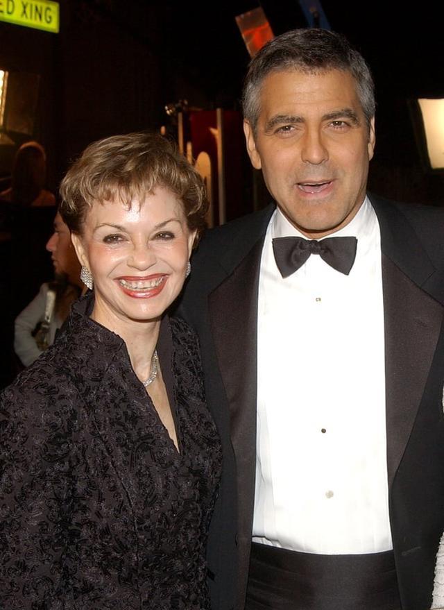 |好莱坞大牌男星们和他们的妈妈在一起的开心、甜蜜的合照