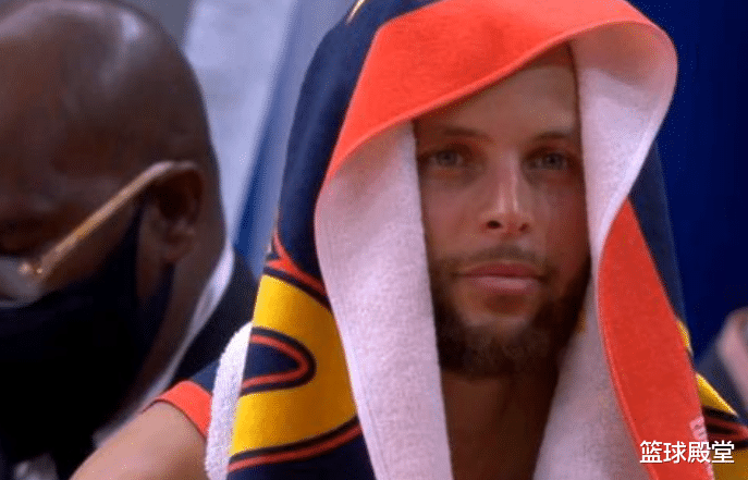 斯蒂芬·库里|勇士遭淘汰，库里满脸不甘！谁注意维金斯？憨笑引众怒，放假了？
