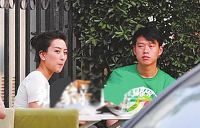 可靠的小猴先森|马苏在街头被男子“熊抱”！男方身材高大威猛，长相帅气不输明星