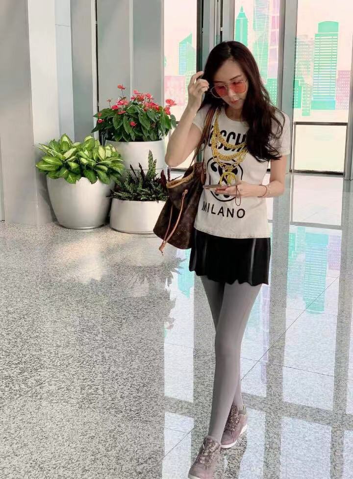 袁姗姗|陈慧琳一家四口参加贵妇聚会！俩儿长得富态，老公胡子拉碴太野性，似老头