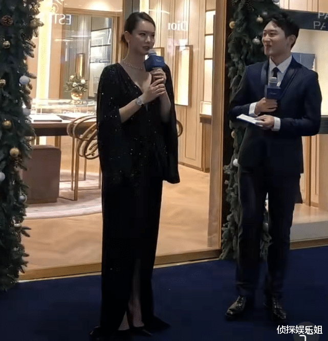 戚薇|37岁戚薇活动生图曝光，真人巨瘦巨白，网友直呼脸只有女生拳头大