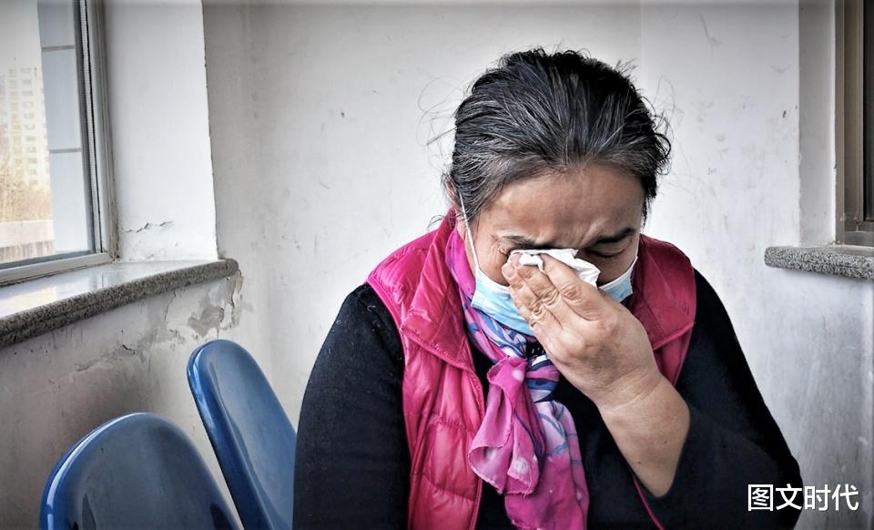 图文时代 女子13岁目睹母亲血癌去世，辍学打工还债，没想到如今噩梦重演