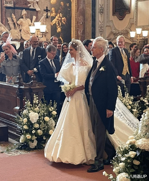 八八尚语UP|列支敦士登公主大婚，穿泡泡袖婚纱头戴皇冠真美，伯母才办完葬礼