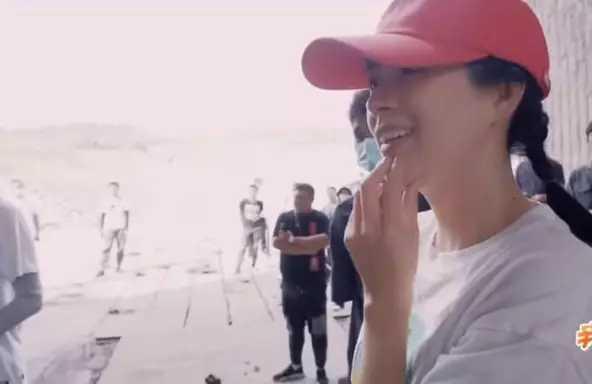 陈道明|陈道明章子怡片场花絮流出：勾肩搭背甚是亲密，章子怡笑成一朵花