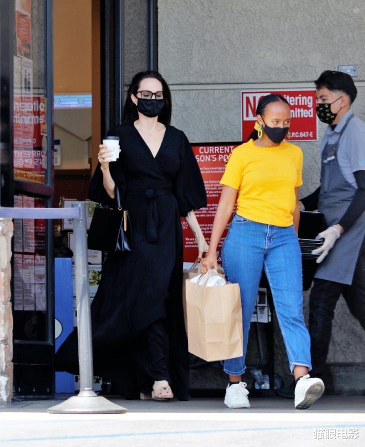 安吉丽娜·朱莉|45岁安吉丽娜朱莉带娃出街，深v小蛮腰太抢镜，比女儿还有少女感