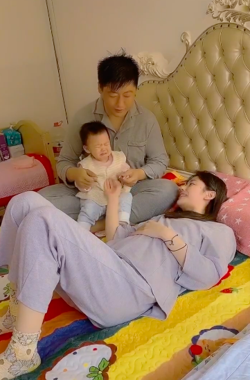 贺树峰|谢永强妻子顺利出院，躺床上手捂腹部还不能动，女儿一旁哭闹不休