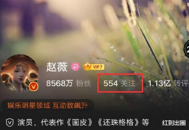 赵薇|赵薇被封杀后现身安徽老家，低调处理工作事宜，和路人合影略显憔悴