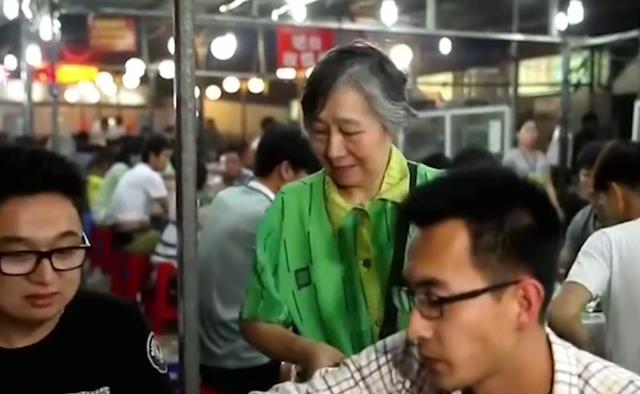 七旬老人替儿子还债,打工8年还清75万,母亲:不还就往死里打