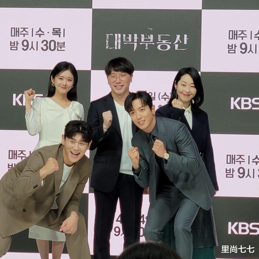 鸟叔|张娜拉上班被拍，留披肩发美甲却显叛逆，拎健身器材1尺6蛮腰抢镜