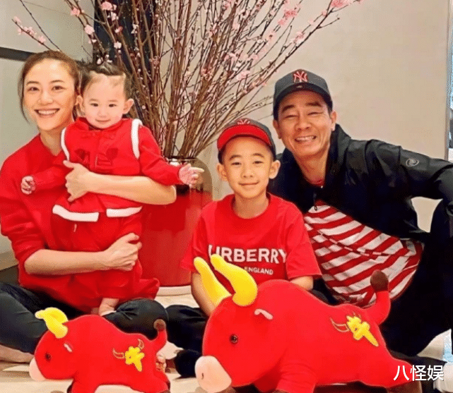 应采儿|应采儿探班陈小春，俩人当众热吻，山鸡哥看老婆全程宠溺笑甜蜜蜜