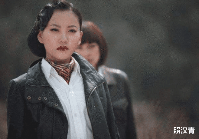 周楚楚|因穿着“大胆”被赶下台,简直是行走马赛克,网友:是要跳水吗?